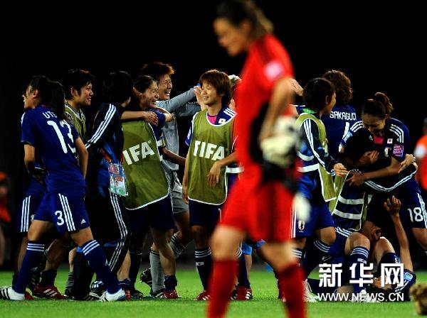 u8国际官网- 沃尔夫斯堡女足夺冠，双线作战成绩斐然  